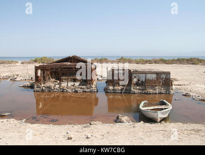 Déchiré et des maisons abandonnées dans l'eau au lac Salton Beach, Californie, USA. Ce site n'existe plus. Banque D'Images