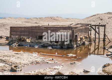 Déchiré et maison abandonnée dans l'eau au lac Salton Beach, Californie, USA. Ce site n'existe plus. Banque D'Images