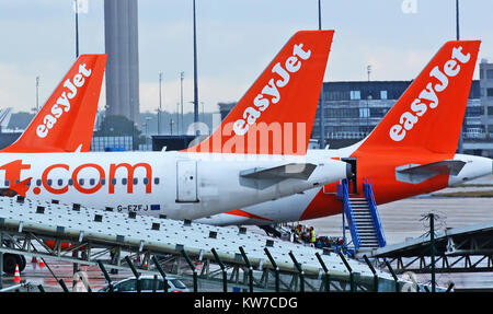 La queue des avions d'EasyJet, l'aéroport Roissy Charles-de-Gaulle, France Banque D'Images