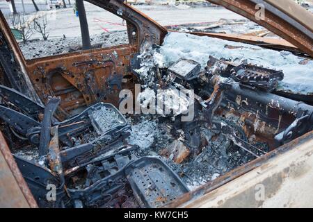 À l'intérieur d'une voiture complètement brûlé, entre le dommage causé par l'Tubbs de forêt à Santa Rosa, Californie, USA. Banque D'Images