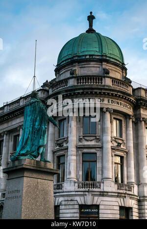 Société royale d'Édimbourg, George Street, Édimbourg, Écosse, Royaume-Uni, et statue du roi George IV par Sir Francis Leggatt Chantrey Banque D'Images