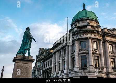 Société royale d'Édimbourg, George Street, Édimbourg, Écosse, Royaume-Uni, et statue du roi George IV par Sir Francis Leggatt Chantrey Banque D'Images