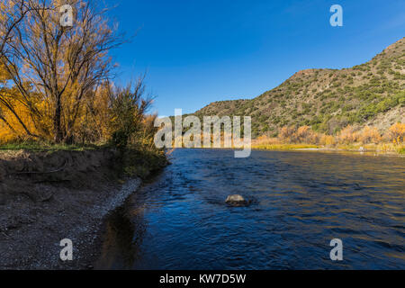 Rio Grande passé en courant BLM campground à Orilla Verde à Rio Grande del Norte National Monument près de Taos, New Mexico, USA Banque D'Images