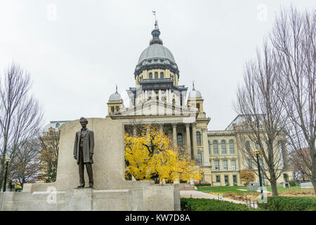 Abraham Lincoln statue en face de l'Illinois State Capitol building, à Springfield. Banque D'Images