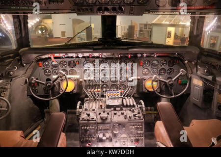 Le poste de pilotage (Cockpit) d'un avion Douglas DC au Smithsonian National Air and Space Museum Banque D'Images