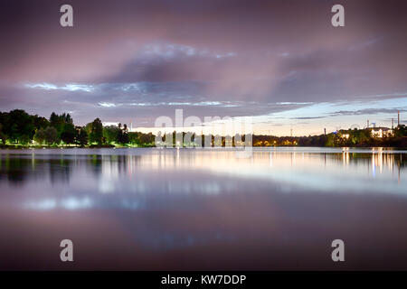 Toolonlahti Bay, une baie magnifique au cœur d'Helsinki, capitale de la Finlande, dans la nuit. Banque D'Images