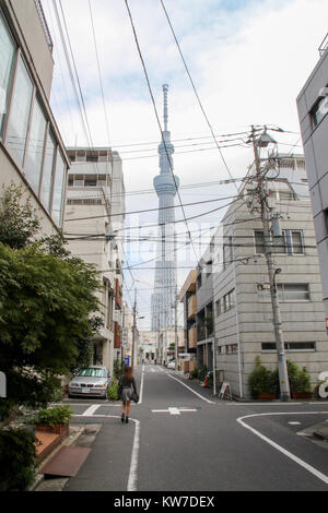 Une femme marche vers la Tour Tokyo Skytree Banque D'Images