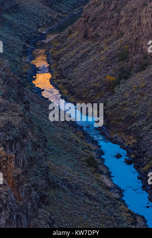 Vue du Rio Grande Gorge dans l'ombre de la fin de l'après-midi du Rio Grande Gorge Bridge, Rio Grande del Norte National Monument, New Mexico, USA Banque D'Images