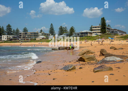 Lundi 1er janvier 2018. De nombreux résidents de Sydney à la tête de la côte avec des températures devrait atteindre 28 degrés le jour du Nouvel An. Photos Mona Vale b Banque D'Images