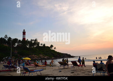 Coucher de soleil à la plage de Kovalam, Kerala, Inde Banque D'Images