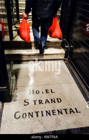 Entrée à l'hôtel Strand Continental, The India Club, On the Strand, Londres, WC2, Angleterre, Royaume-Uni Banque D'Images