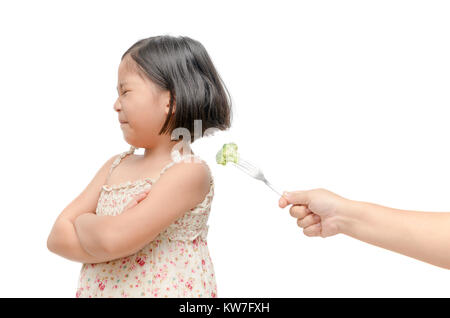 Enfant fille asiatique avec expression de dégoût contre légumes isolé sur fond blanc, refusant food concept Banque D'Images