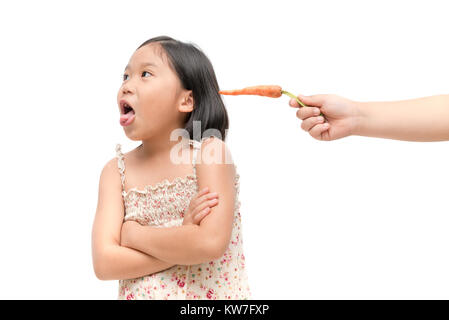 Enfant fille asiatique avec expression de dégoût contre légumes isolé sur fond blanc, refusant food concept Banque D'Images