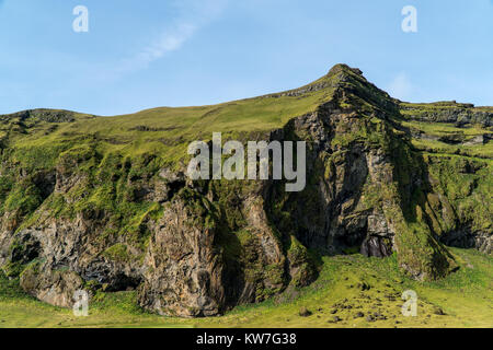 Paysage de l'Arctique avec une montagne, l'herbe jaune vif et de la mousse pendant l'été, dans le sud de l'Islande Banque D'Images