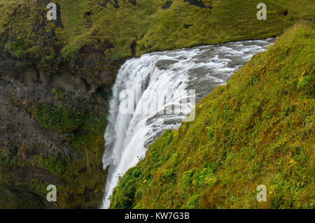 Vue de dessus de Skogafoss, l'un des plus puissants cascade dans le sud de l'Islande Banque D'Images