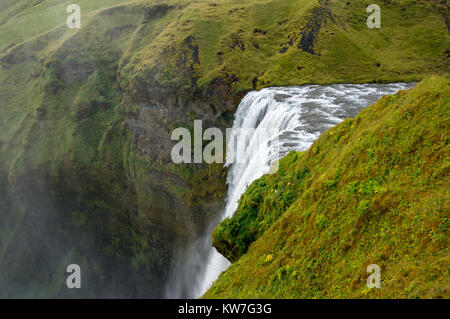 Vue de dessus de Skogafoss, l'un des plus puissants cascade dans le sud de l'Islande Banque D'Images