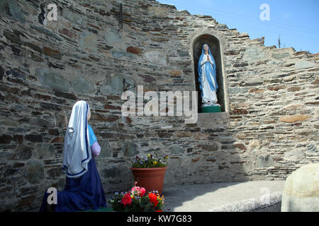 Ruine d'une ancienne église en pierre avec des monuments religieux situés dans l'ouest de Cork Irlande Banque D'Images