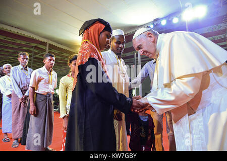 Le pape François rencontre un groupe de réfugiés rohingyas au cours d'un dialogue inter-religieux et rencontre oecuménique pour la paix dans le jardin de l'Archevêché, Dhaka, Bangladesh. Comprend : Le Pape François Où : Dhaka, Bangladesh Quand : 01 Déc 2017 Crédit : IPA/WENN.com **Uniquement disponible pour publication au Royaume-Uni, USA, Allemagne, Autriche** Banque D'Images