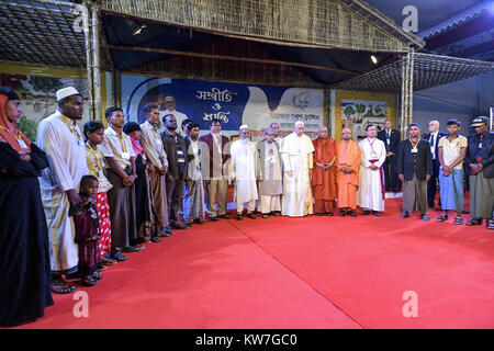 Le pape François rencontre un groupe de réfugiés rohingyas au cours d'un dialogue inter-religieux et rencontre oecuménique pour la paix dans le jardin de l'Archevêché, Dhaka, Bangladesh. Comprend : Le Pape François Où : Dhaka, Bangladesh Quand : 01 Déc 2017 Crédit : IPA/WENN.com **Uniquement disponible pour publication au Royaume-Uni, USA, Allemagne, Autriche** Banque D'Images