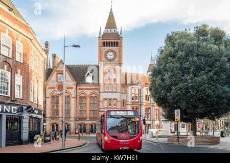 Le bus passe devant la lecture de ville, en centre ville, Reading, Berkshire, England, GB, UK Banque D'Images