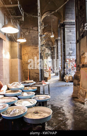 Marché du poisson frais à Via Tribunali, le centre historique de Naples, Italie Banque D'Images