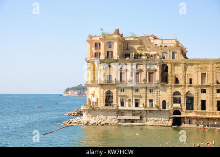 Avis de Posillipo et Donn'Anna Palace du XVIII siècle à Naples, Italie Banque D'Images
