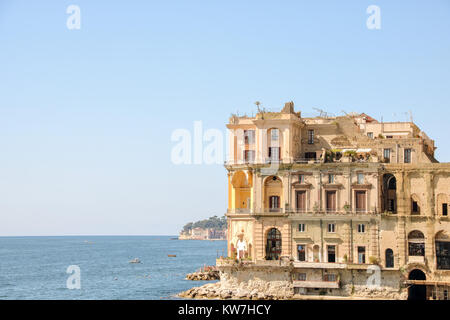 Avis de Posillipo et Donn'Anna Palace du XVIII siècle à Naples, Italie Banque D'Images