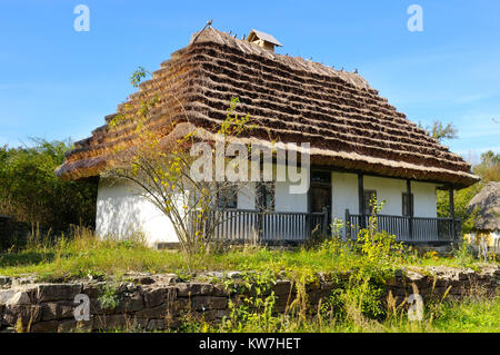 Ancienne ferme avec un toit de chaume Banque D'Images