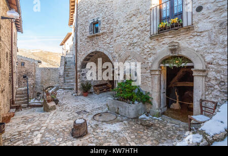 Santo Stefano di Sessanio, ITALIE - Le petit et charmant village médiéval en pierre, dans le Parc National du Gran Sasso, région des Abruzzes, à 1250 mètres Banque D'Images