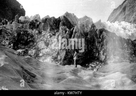 Touristes dans la face de la Glacier Franz Josef, Westland, Nouvelle-Zélande, 1950 Banque D'Images