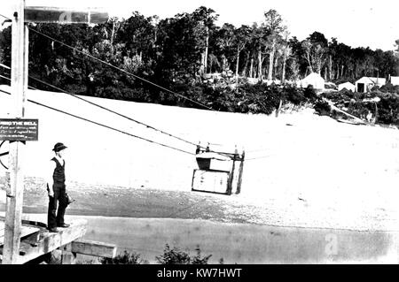 Panier pour traverser la rivière Taramakau, début des années 1900, Westland, Nouvelle-Zélande Banque D'Images