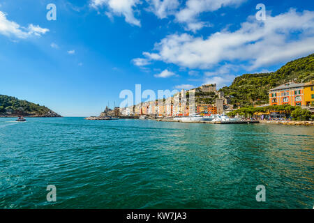 Le village coloré de Porto Venere sur la côte ligure de l'Italie avec l'église de Saint Pierre et du Château des Doria et bateaux dans le port Banque D'Images