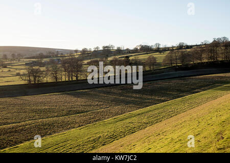 Lumière d'hiver à l'extrémité sud du réservoir dans la Swinsty Washburn Valley dans le Nord du Yorkshire, UK Banque D'Images