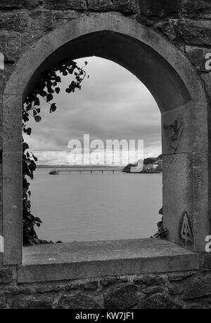 Vue sur la mer gallois à travers une vitre de fenêtre en pierre ancienne Banque D'Images