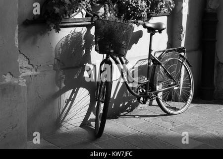 Debout à côté du vélo sur un mur de brique, Cracovie, Pologne Banque D'Images