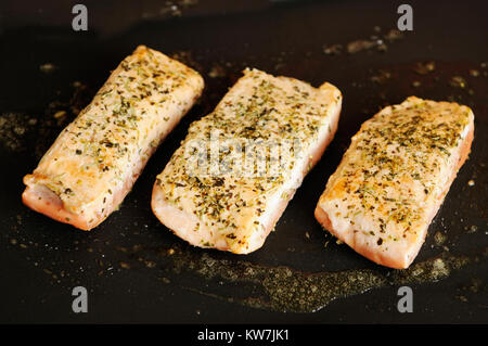 Pavé de saumon d'Alaska frais sur une plaque grill. Le kéta (Oncorhynchus keta) est une espèce de poisson anadrome de la famille. Il s'agit d'une Pacifi que Banque D'Images