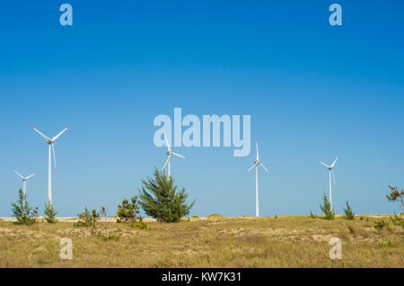 Grand concept des énergies renouvelables, l'énergie durable. Avec champ de vent Éoliennes, produisant de l'énergie éolienne dans le cadre de ciel bleu. Banque D'Images