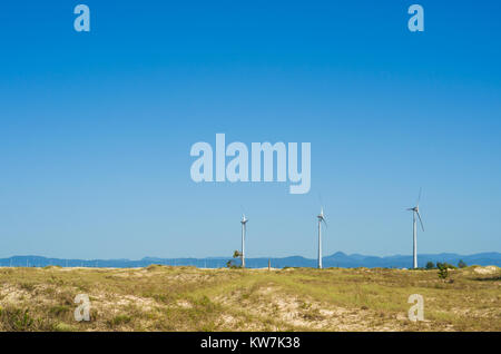 Grand concept des énergies renouvelables, l'énergie durable. Avec champ de vent Éoliennes, produisant de l'énergie éolienne dans le cadre de ciel bleu. Banque D'Images