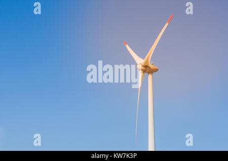 Grand concept des énergies renouvelables, l'énergie durable. Avec champ de vent Éoliennes, produisant de l'énergie éolienne dans le cadre de ciel bleu. Banque D'Images