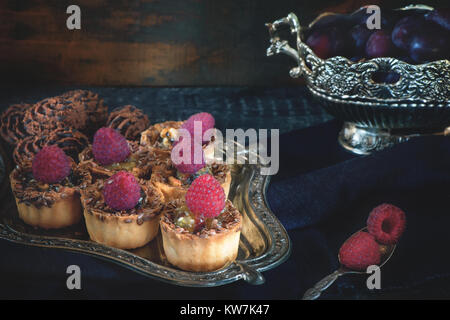 Délicieux petits muffins à la citrouille, décoré avec le caramel, le lin et les framboises. Copier l'endroit. Banque D'Images