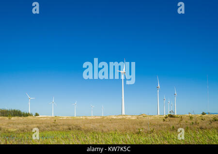 Grand concept des énergies renouvelables, l'énergie durable. Avec champ de vent Éoliennes, produisant de l'énergie éolienne dans le cadre de ciel bleu. Banque D'Images