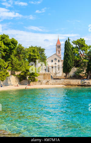 Avis de monastère dominicain et belle plage de la ville de Bol, Île de Brac, Croatie Banque D'Images