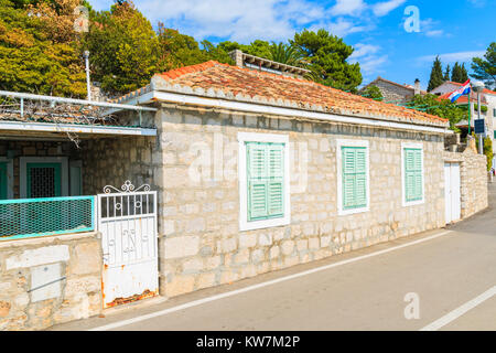 Maison typique sur la rue de la ville de Bol, Île de Brac, Croatie Banque D'Images