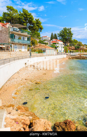 PORT DE BOL, île de Brac - SEP 8, 2017 : plage de Supetar port avec l'architecture typique, île de Brac, Croatie. Banque D'Images