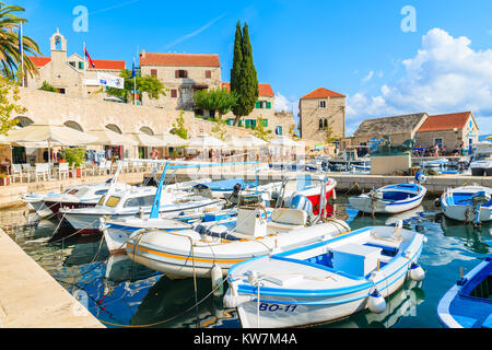 PORT DE BOL, île de Brac - SEP 8, 2017 : bateaux de pêche colorés dans bol port, l''île de Brac, Croatie. Banque D'Images