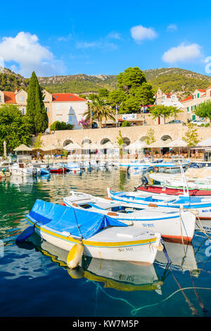 PORT DE BOL, île de Brac - SEP 8, 2017 : Avis de Bol port avec bateaux de pêche colorés, île de Brac, Croatie. Banque D'Images