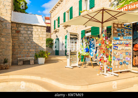 La ville de Bol, Île de Brac - SEP 8, 2017 : Boutique avec souvenirs traditionnels sur rue dans la vieille ville de Supetar, île de Brac, Croatie. Banque D'Images