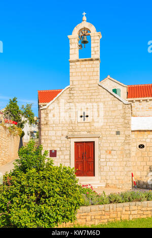 Dans l'église de la vieille ville de Bol contre le ciel bleu, île de Brac, Croatie Banque D'Images