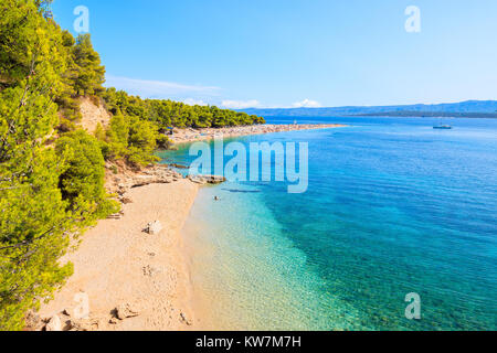 Vue sur plage de Zlatni Rat (Corne d'or) avec une vue magnifique sur la mer, l'eau la plus célèbre plage de la mer Adriatique, l''île de Brac, Croatie Banque D'Images