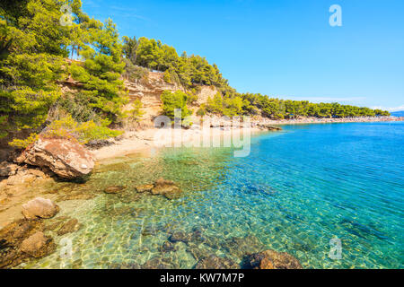 La belle plage de Zlatni Rat à Bol proche sur l''île de Brac en été, Croatie Banque D'Images